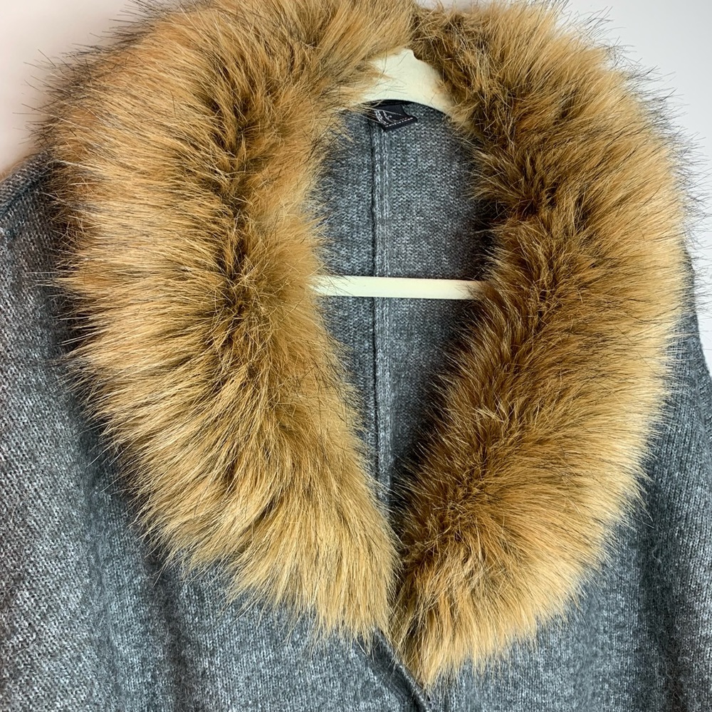 Grey cardigan with fur